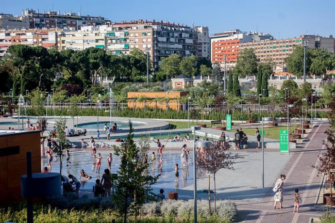 Archivo - Varias personas se refrescan durante la llegada de la primera ola de calor, en el parque del Canal de Isabel II, a 17 de julio de 2024, en Madrid (España). La Comunidad mantiene activado el nivel dos de alerta por calor conforme al ‘Plan de Vigi