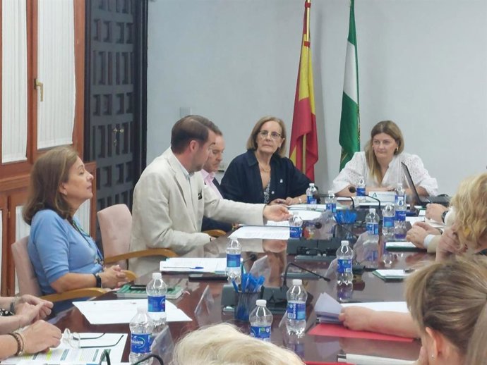 La coordinadora provincial del IAM, Teresa Illescas, a la derecha en la imagen, junto a la delegada de Inclusión Social de la Junta en Granada, Matilde Ortiz, ha presidido la reunión