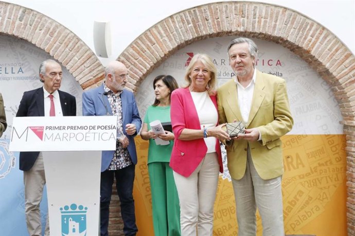 Fotografía de archivo del Premio Internacional de Poesía 'Marpoética', donde aparece la alcaldesa de Marbella con el primer ganador del certamen, Felipe Reyes Benítez, con su obra 'Los expedientes de la madrugada'.