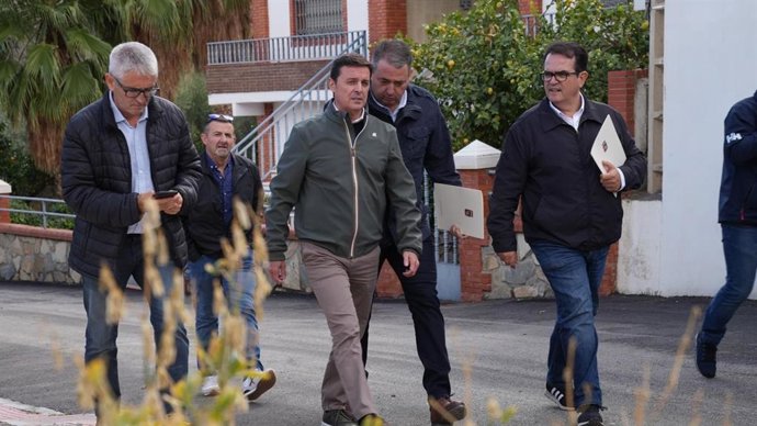 El presidente de la Diputación de Almería, Javier Aureliano García, junto al diputado provincial de Fomento, Antonio Jesús Rodríguez,  durante una visita técnica a Armuña de Almanzora en una imagen de archivo.
