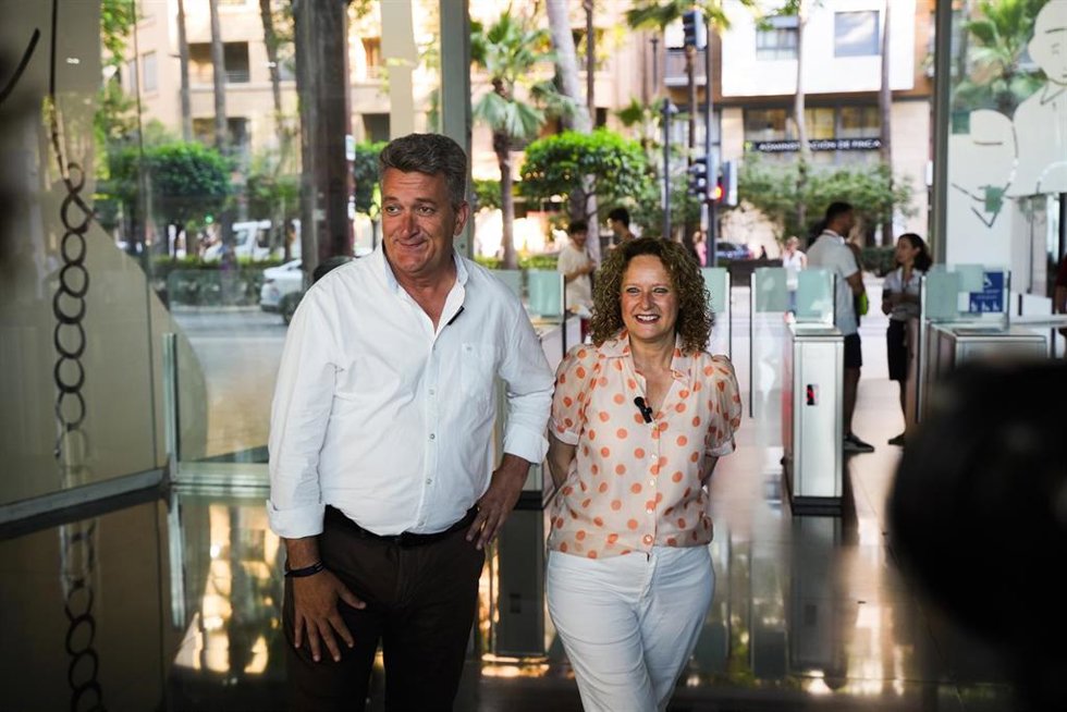 El conseller de Medio Ambiente, Infraestructuras y Territorio, Vicente Martínez Mus y la alcaldesa de Torrent, Amparo Folgado, el día de la reapertura del tramo Valncia Sud-Castelló de Metrovalencia, en la estación de Torrent