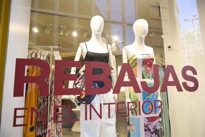 Un escaparate anuncia las rebajas de una tienda