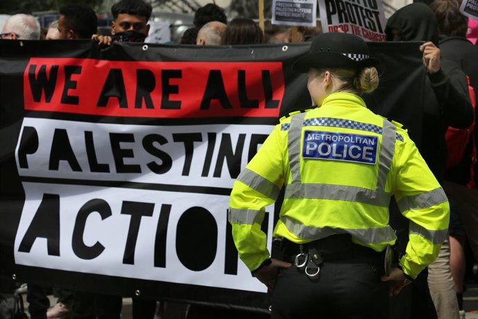 23 de junho de 2025, Londres, Inglaterra, Reino Unido: Manifestantes seguram uma faixa com os dizeres "We Are All Palestine Action" (Somos todos da Palestine Action) durante o protesto. Manifestantes pró-palestinos se reúnem em apoio aos ativistas da Pale