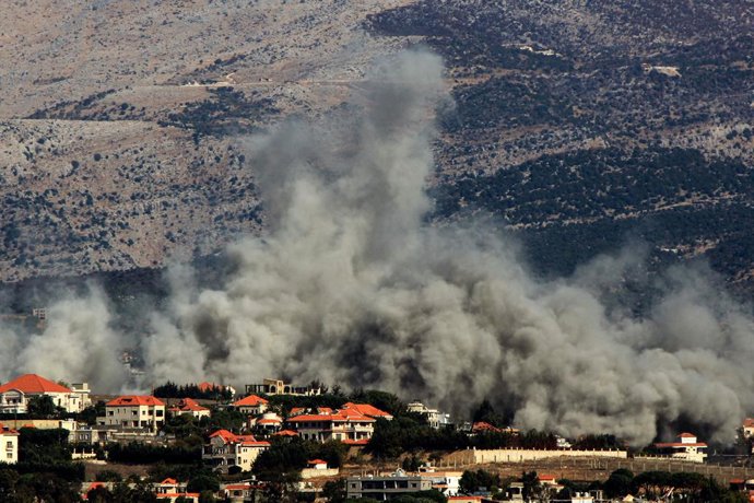 Archivo - Columna de humo tras un bombardeo del Ejército de Israel contra la ciudad de Kafarkila, en el sur de Líbano (archivo)