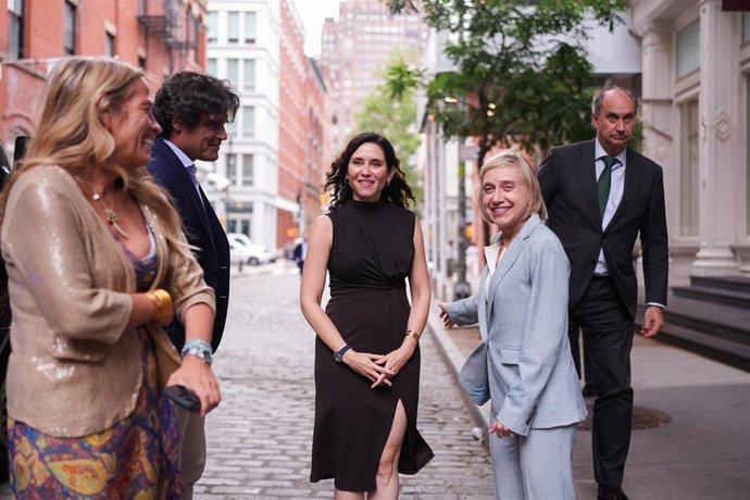 LA presidenta de la Comunidad de Madrid, Isabel Díaz Ayuso, ha visitado este jueves en Nueva York a los alumnos del Instituto de Empresa (IENYC)