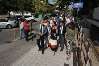 La consejera de Fomento, Articulación del Territorio y Vivienda, Rocío Díaz, en una visita al barrio de San José Artesano en Algeciras junto al alcalde de la ciudad, José Ignacio Landaluce