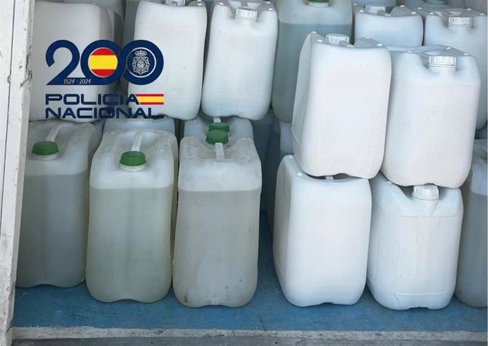 Garrafas con combustible para las narcolanchas intervenidas en Jerez.