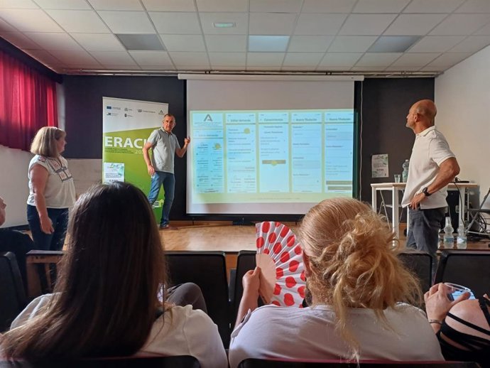 Un momento de la sesión informativa sobre búsqueda de empleo de la Eracis+ celebrada en Puerto Serrano