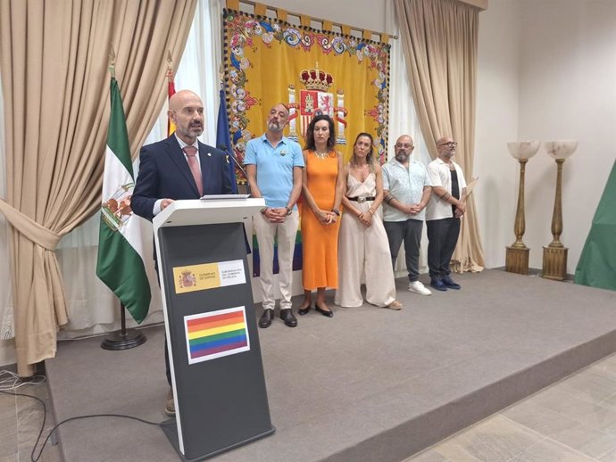Al acto, celebrado en la Subdelegación del Gobierno en Málaga, han asistido miembros de distintos colectivos y entidades LGTBI+ de la provincia, que también han participado en la lectura de la Declaración Institucional aprobada por el Consejo de Ministros