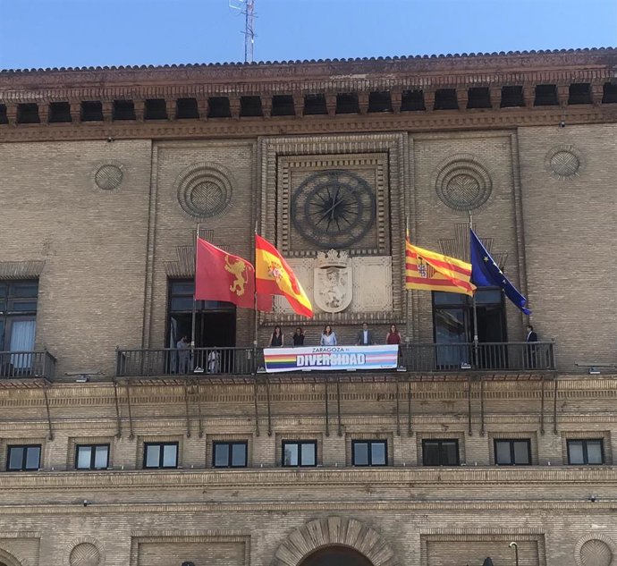 La alcaldesa de Zaragoza, Natalia Chueca, y concejales de los grupos PP, PSOE y ZeC, colocan la pancarta 'Zaragoza es Diversidad' en el balcón del Ayuntamiento
