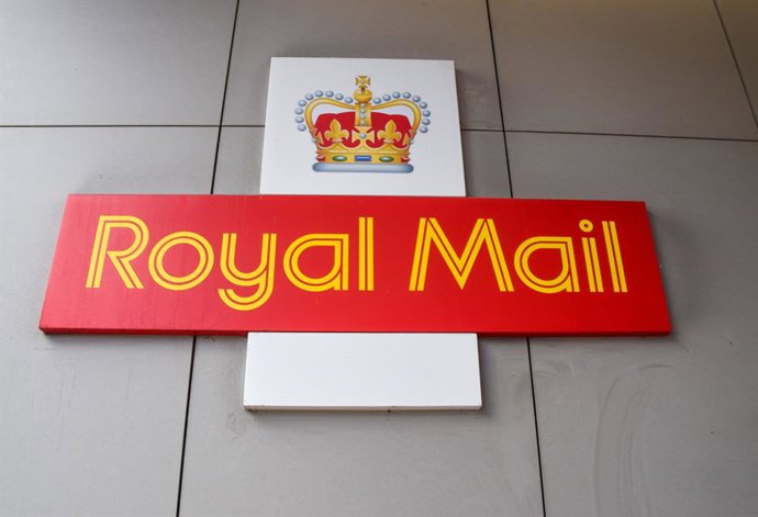 Archivo - 29 May 2024, United Kingdom, London: The Royal Mail logo at the Mount Pleasant Mail Center in Central London. Photo: Vuk Valcic/ZUMA Press Wire/dpa