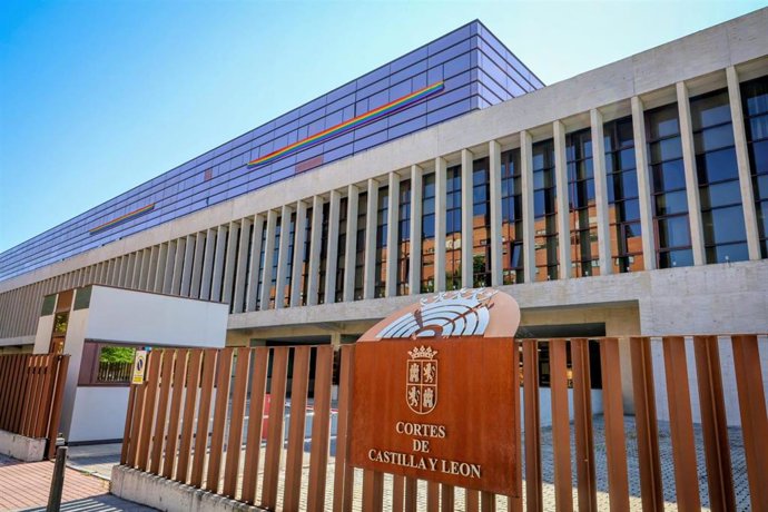 Bandera arcoiris en la planta cuarta de las Cortes con motivo del Día de Orgullo LGTBI+