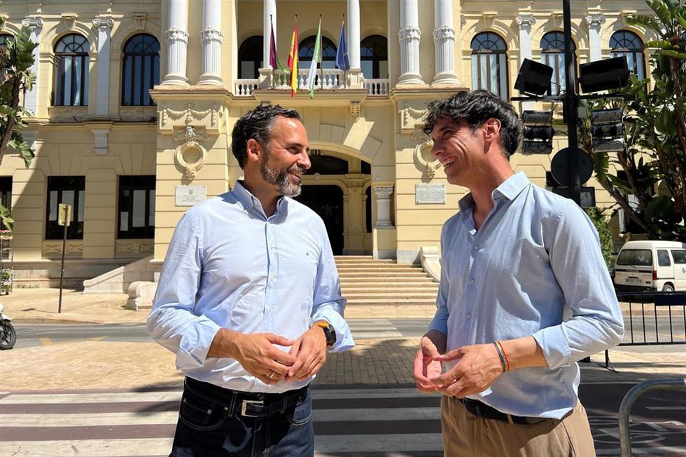 El portavoz municipal del PSOE, Daniel Pérez, junto con el concejal socialista Pablo Orellana