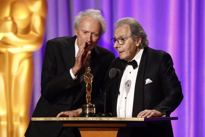 Archivo - Lalo Schifrin Recibe El Oscar De Honor De Manos De Clint Eastwood