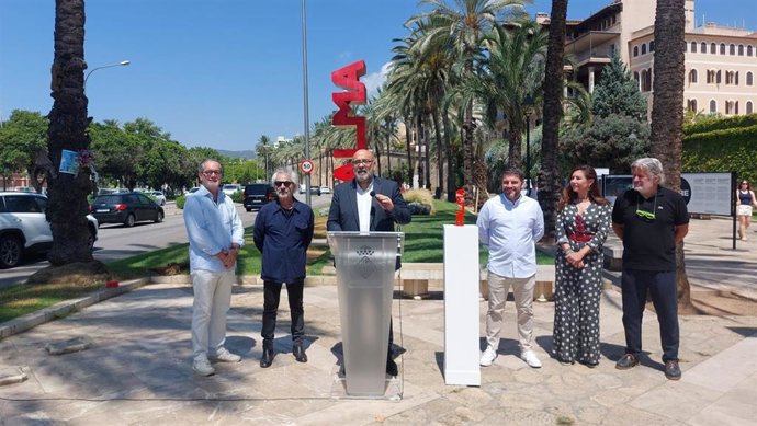 El alcalde de Palma, Jaime Martínez, en la presentación de las reproducciones en miniatura.