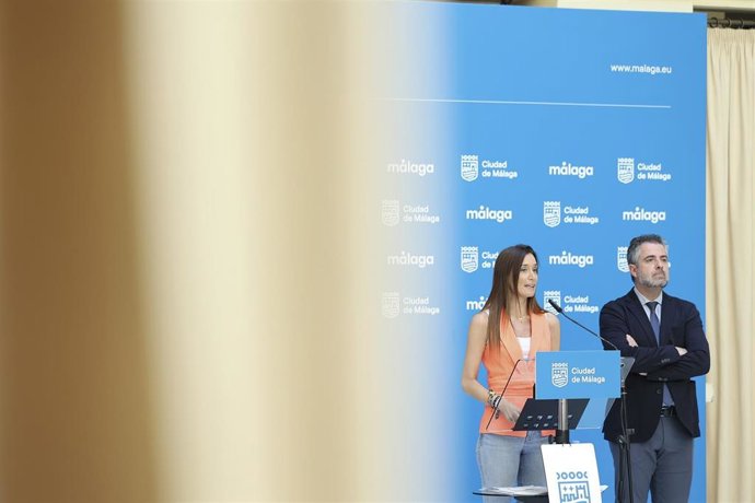 La portavoz del equipo de Gobierno, Elisa Pérez de Siles y el concejal de Economía, Carlos Conde, informan de los asuntos tratados en la Junta de Gobierno Local. En el Patio de Banderas del Ayuntamiento