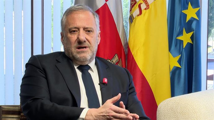 Archivo - Carlos Pollán en un momento de la entrevista.