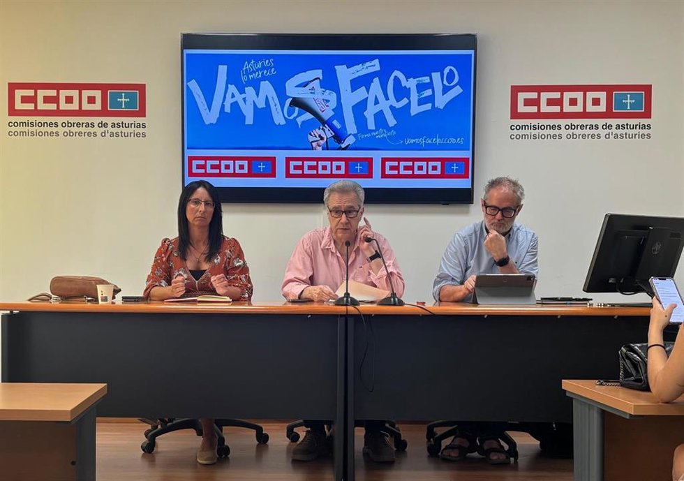 Paula Álvarez, Marcos Rodríguez (CCOO) y el diputado de Sumar Rafael Cofiño, durante la rueda de prensa sobre la jubilación parcial del personal laboral de la Administración asturiana.