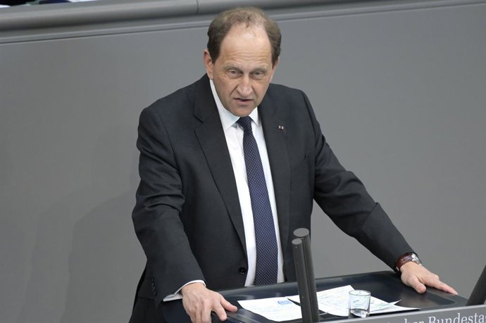 Archivo - 8 de fevereiro de 2023, Berlim, Berlim, Alemanha: Alexander Graf Lambsdorff na 84ª sessão do Bundestag alemão no edifício do Reichstag. Berlim, 8 de fevereiro de 2023