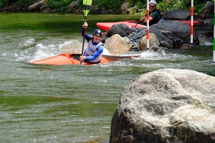 Un participante en una competición de piragüismo.