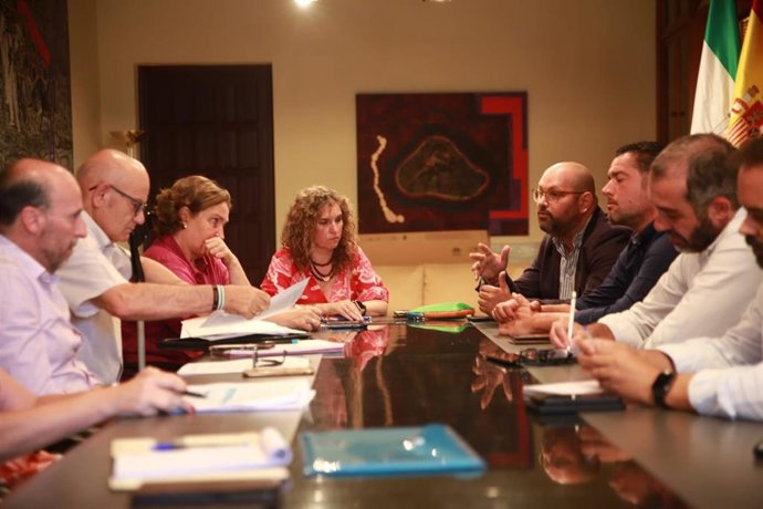 Javier Bello y Susana Sánchez Toro con vecinos de San José Obrero en Jerez.