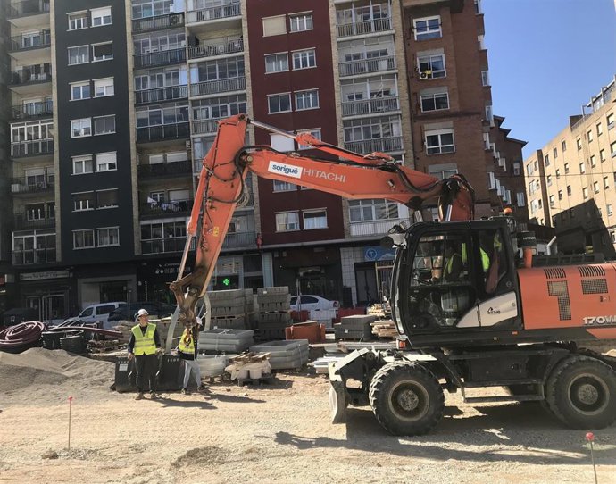 Archivo - Excavadora, obras en la calle, operario