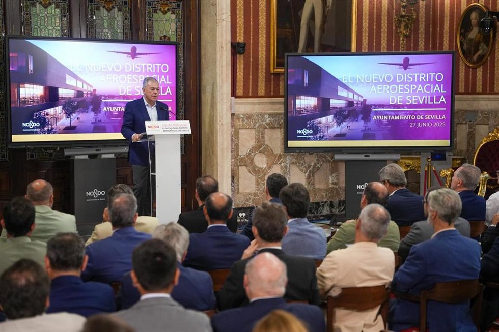 El alcalde de Sevilla, José Luis Sanz, presenta el nuevo distrito aeroespacial, en un acto al que ha asistido el consejero de Industria, Jorge Paradela.
