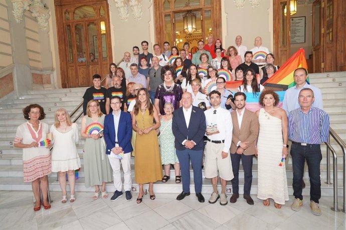 Foto tras el acto institucional del Día del Orgullo en Valladolid.