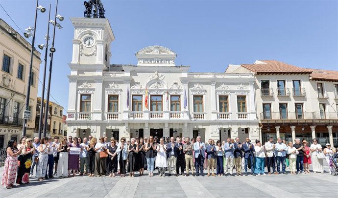 Guadalajara guarda silencio en la Plaza Mayor en repulsa por la muerte de Ramy por violencia de género.