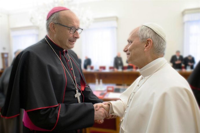 El nuevo obispo de Málaga, José Antonio Satué, saludando al papa León XIV.