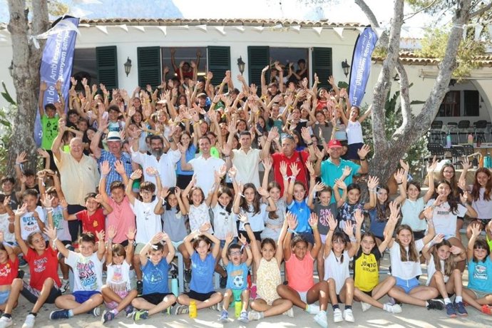 El presidente del Consell de Mallorca, Llorenç Galmés, junto a los jóvenes participantes en el Acampaesport.