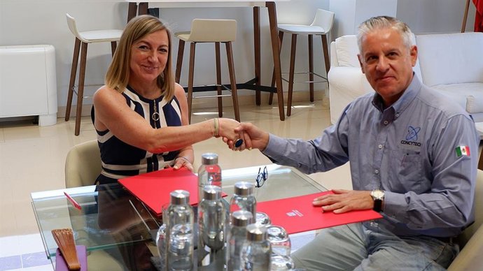 Eva Sanz Arazuri, rectora de la Universidad de La Rioja, y Enrique Rabell García, director General del Consejo de Ciencia y Tecnología del Estado de Querétaro