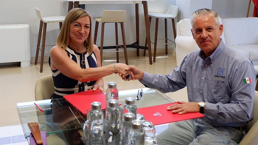 Eva Sanz Arazuri, rectora de la Universidad de La Rioja, y Enrique Rabell García, director General del Consejo de Ciencia y Tecnología del Estado de Querétaro