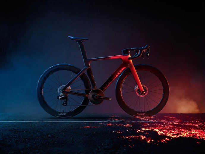 La marca de ciclismo de Decathlon Van Rysel lanza una edición limitada de la bicicleta 'RCR-F Inferno'.