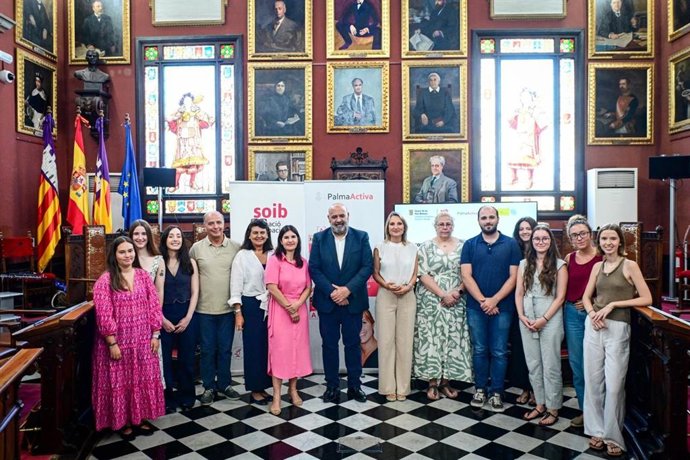 El alcalde de Palma, Jaime Martínez, se despide de los jóvenes trabajadores.