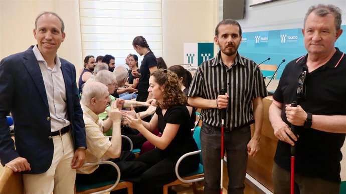 El diputado provincial de Bienestar Social de la Diputación de Toledo, Daniel Arias, junto al nuevo presidente de Asocide CLM, Ismael Martín, y el presidente saliente, Hipólito Jiménez.