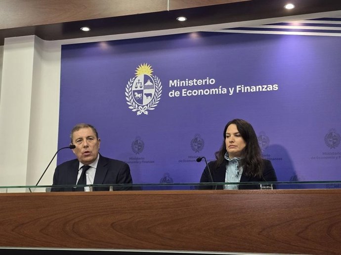 El ministro de Economía y Finanzas de Uruguay, Gabriel Oddone, junto a la asesora principal de la Unidad de Gestión de Deuda, Victoria Buscio.