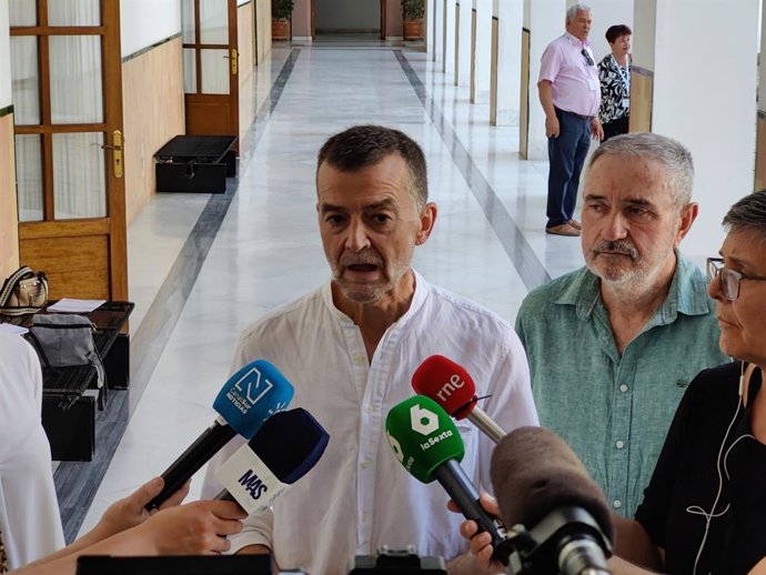 El coordinador federal de IU, Antonio Maíllo, atiende a los medios en el Parlamento andaluz.