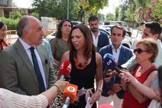 La consejera de Fomento, Articulación del Territorio y Vivienda, Rocío Díaz, atiende a los medios durante la visita a las obras en el barrio José Artesano de Algeciras.