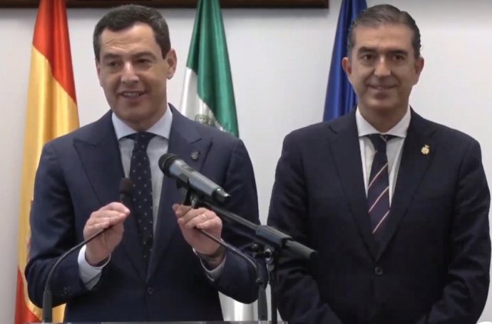 El presidente de la Junta, Juanma Moreno, junto al alcalde de Baeza, Pedro Cabrera.