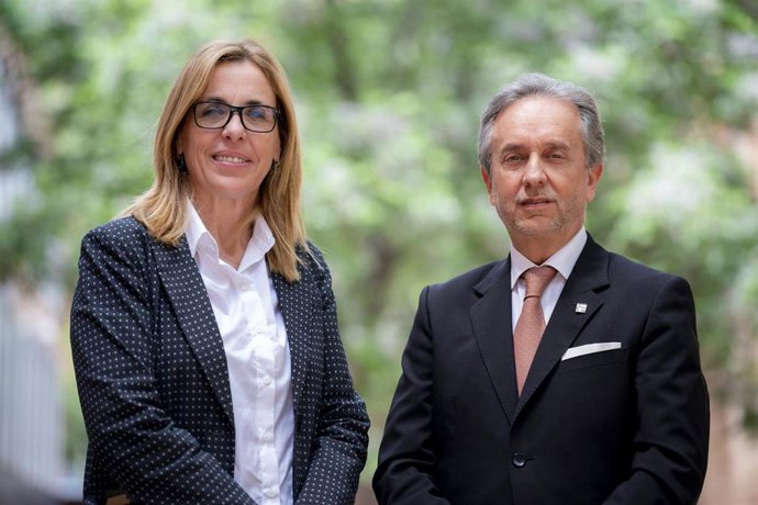 Archivo - El decano del Col·legi d'Economistes de Catalunya, Carlos Puig de Travy, y la vicedecana, Àngels Fitó.