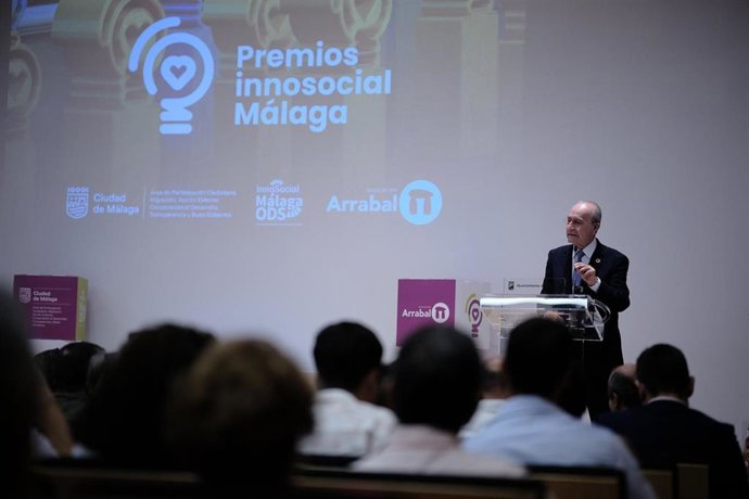 El alcalde de Málaga durante la entrega de los Premios InnoSocial Málaga.