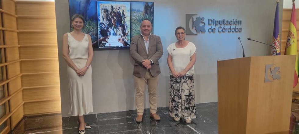 Gabriel Duque, entre Francisca Herrador y Carmen Flores, en la presentación de la Noche de la Media Luna de Aguilar de la Frontera.