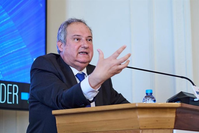 El ministro de Industria y Turismo, Jordi Hereu, clausura el XLII Seminario de APIE, en el Palacio de la Magdalena, a 27 de junio de 2025, en Santander, Cantabria (España). La Universidad Internacional Menéndez Pelayo (UIMP) es la que organiza el XLII Sem