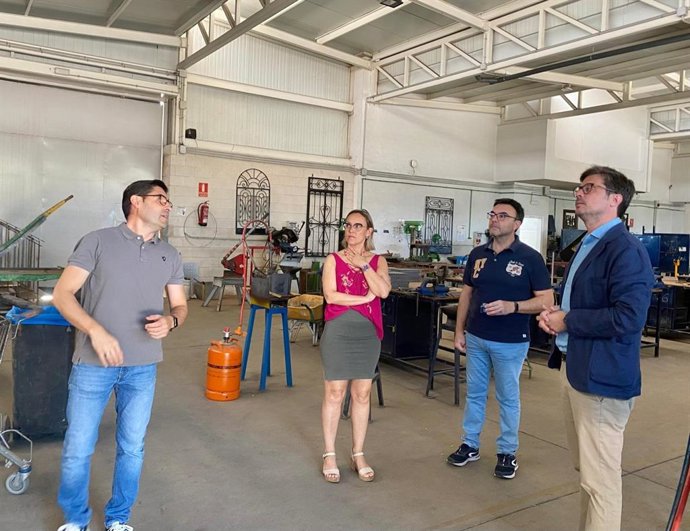 Copé (dcha.), durante su visita al remozado edificio de talleres del IES Felipe Solís Villechenous de Cabra.