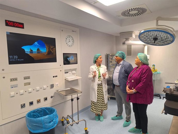 El delegado de la Junta en Huelva, José Manuel Correa, y la delegada de Salud y Consumo, Manuela Caro, en su visita a las obras en el Área de Obstetricia del Hospital de Riotinto.