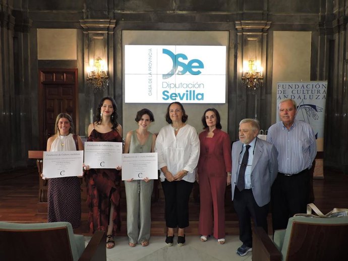 La Diputación entrega el premio Fernán Caballero de relato corto a la obra 'La pizarra roja'.