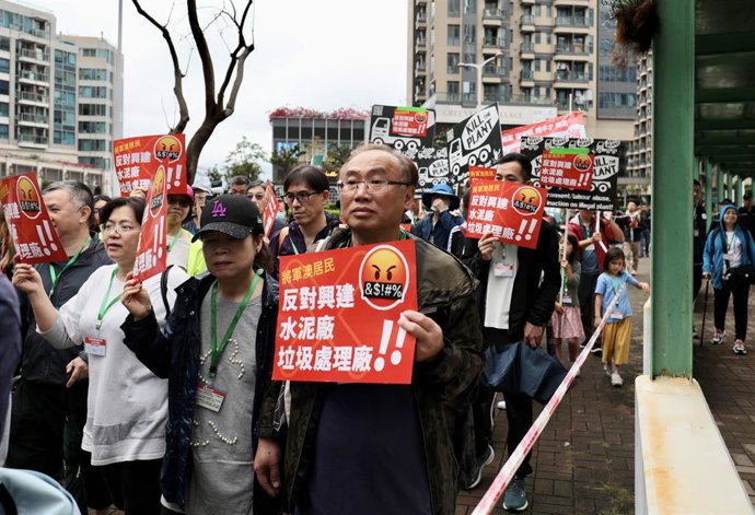 Archivo - 26 de março de 2023, HONG KONG, CHINA: Em Hong Kong, um pequeno grupo de moradores de Cheung Kwan O, em Kowloon East, realizou um protesto nesta manhã, desfilando pelas ruas e levantando faixas de protestos, pedindo a apreensão do futuro plano d