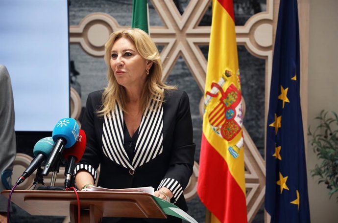 La consejera de Economía, Hacienda y Fondos Europeos, presidenta de Málaga TechPark y portavoz de la Junta de Andalucía, Carolina España, interviene durante el acto de la firma del convenio con la Cámara de Comercio de Málaga. A 27 de junio de 2025, en Má