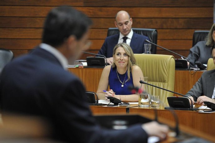 La presidenta de la Junta, María Guardiola, sonríe durante la intervención de Miguel Ángel Gallardo.
